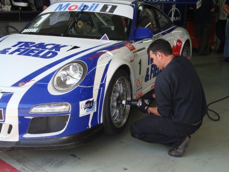 Quarenta carros e uma equipe de mecânicos
