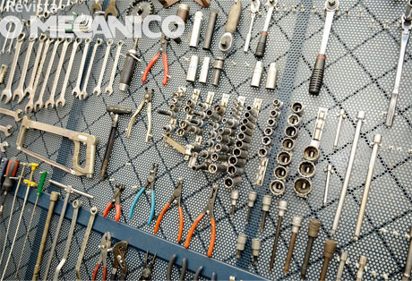 Um conjunto de chaves ou ferramentas mecânicas para representar o campo da  mecânica ou reparo automotivo
