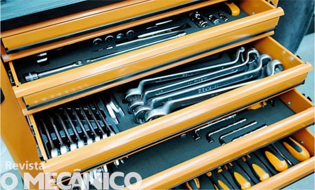 Um conjunto de chaves ou ferramentas mecânicas para representar o campo da  mecânica ou reparo automotivo
