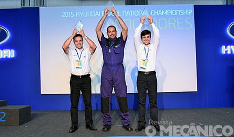 Os vencedores Natanael Torres (consultor de Serviços), Giovanni Pereira (técnico) e Rafael Ferreira (consultor de Vendas)