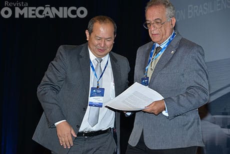 Edson Orikassa (esquerda), entrega carta aberta ao representante do Ministro das Cidades Ailton Brasiliense