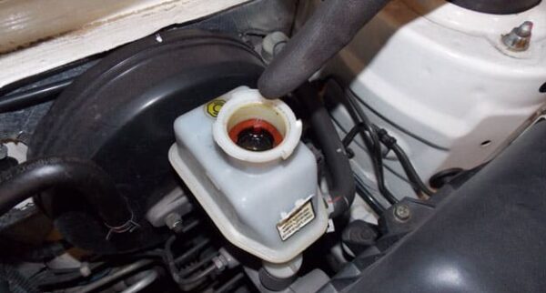 Mecânico Responde: Troca de fluido de freio com ABS exige scanner? Procedimento varia conforme o modelo