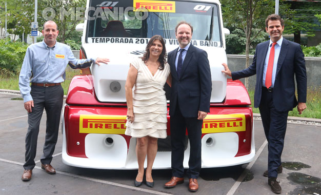 Da esquerda para a direita: Fabio Magliano, Gerente Motorsport Pirelli Latam; Neusa Navarro, presidente Fórmula Truck; Dino Maggioni, CEO da Pirelli no segmento Industrial para as Américas e Marco Maria Tronchetti Provera, Diretor Marketing Pirelli Latam