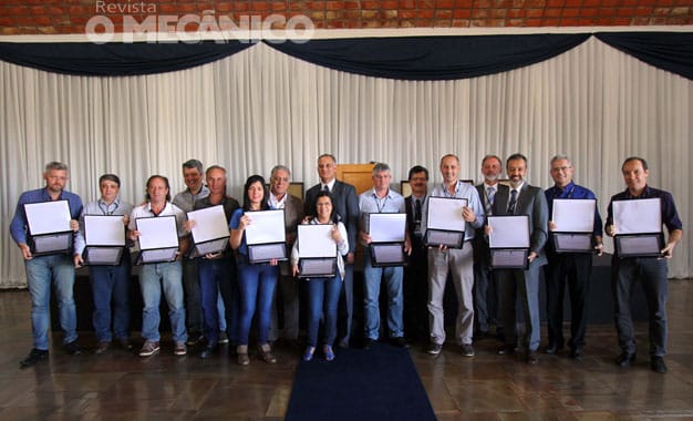 Funcionários que estão na fábrica há 25 anos na empresa em Piracicaba foram homenageados na cerimônia