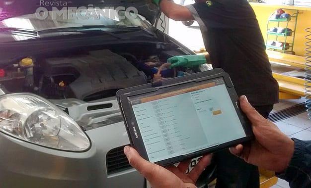 Atendimento ao cliente e checklist de reparo no veículo são feitos através de sistema integrado via tablet
