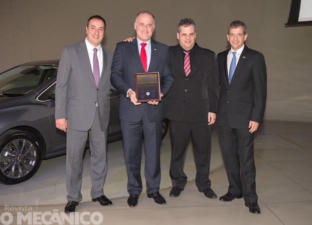 O presidente da ZEN, Gilberto Heinzelmann (segundo da esq. para a direita), ao lado de executivos da GM na cerimônia de premiação