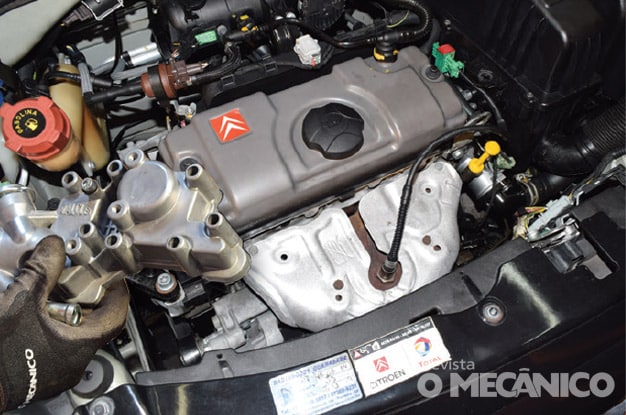 Arrefecimento: Substituição da carcaça e válvula termostática Citroën C3