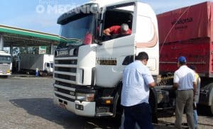 Nakata avalia barra de direção em ação do Caminhão 100% dias 17 e 18/05