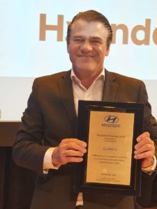 José Rubens Galdeano recebe prêmio da Hyundai pela Clarios