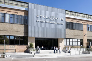 Stellantis inaugura centro de tecnologia de baterias