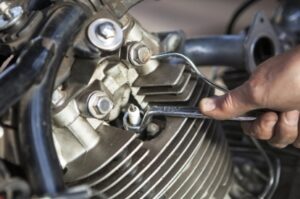 Quando devo trocar as velas da moto e o que é considerado uso severo em componentes de ignição?