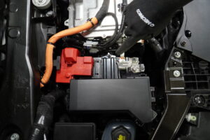 Bateria de 12V em veículos híbridos e elétricos exige cuidados especiais?