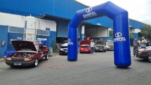 Sampel Vintage: evento reúne mecânicos e carros em visita à fábrica