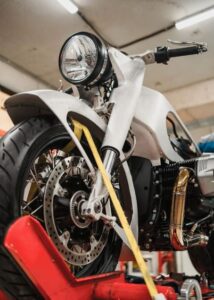 Revisão de freios da moto: especialista orienta sobre pastilhas, discos e pinças