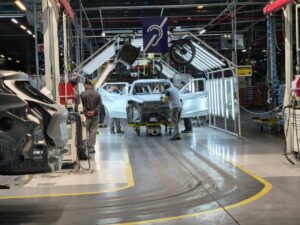 Revista O Mecânico acompanha início da produção do Kicks