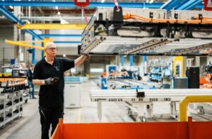Mercedes-Benz Caminhões apresenta bateria remanufaturada para veículos elétricos