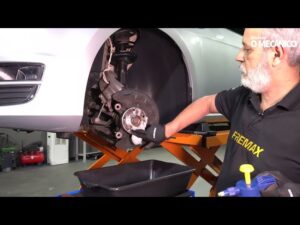 Troca completa dos discos e pastilhas de freio do VW Golf 2014; veja o vídeo