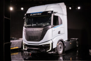 Iveco revela seu novo caminhão elétrico S-eWay Artic