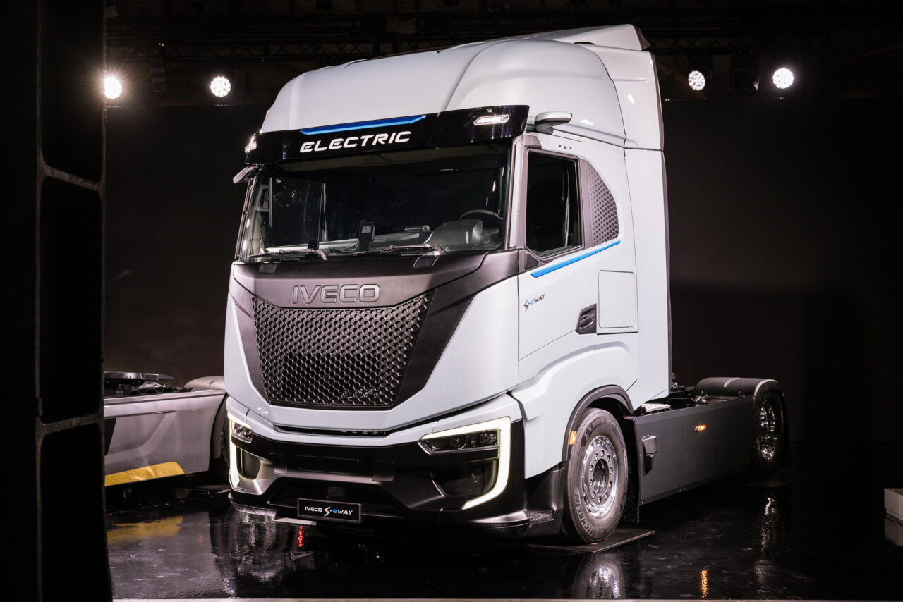 Iveco revela seu novo caminhão elétrico S-eWay Artic