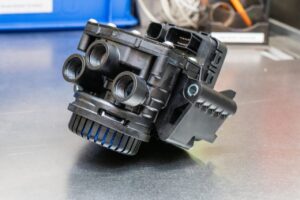 ZF inicia produção de novo módulo de controle de suspensão a ar