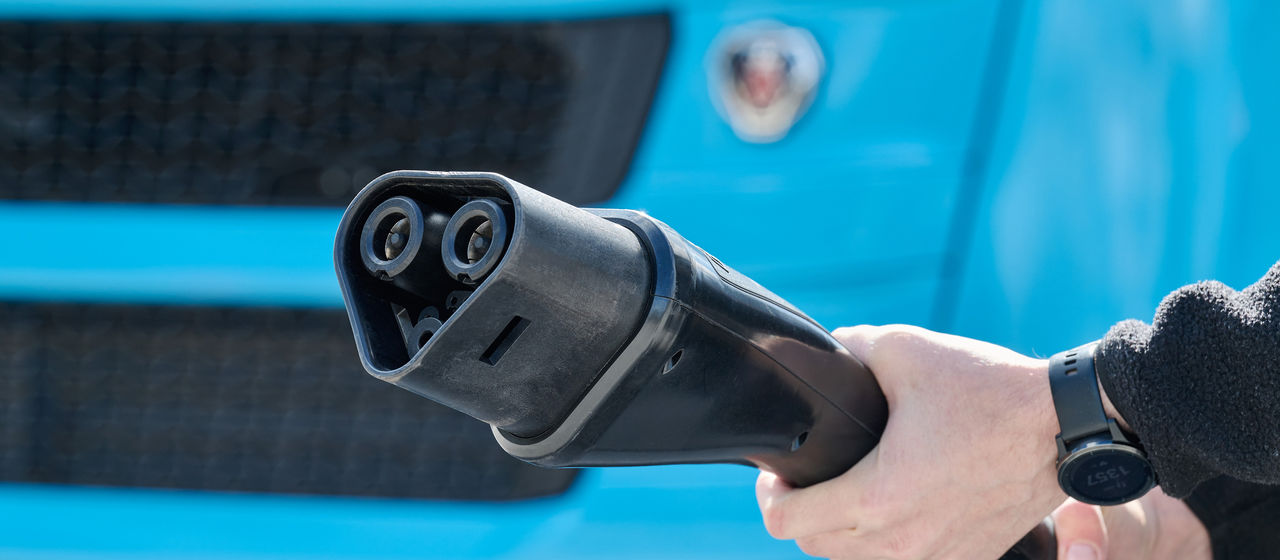 Scania desenvolve novo carregador rápido para veículos elétricos pesados