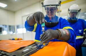 BorgWarner mostra como é feito reparo de baterias dos ônibus Mercedes-Benz