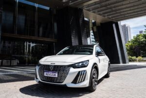 Heliar equipa novos Peugeot 208 e 2008 híbridos-flex