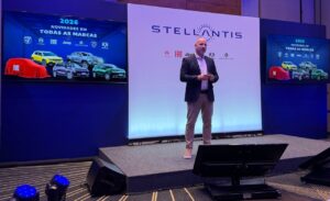 Stellantis amplia presença industrial e confirma novos produtos híbridos e elétricos na região