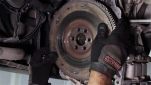 Trocar o volante do motor junto com a embreagem? Veja quando substituir o componente