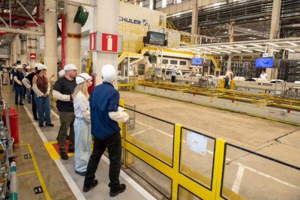 GM abre fábrica de São Caetano do Sul para visitas guiadas pela linha de produção