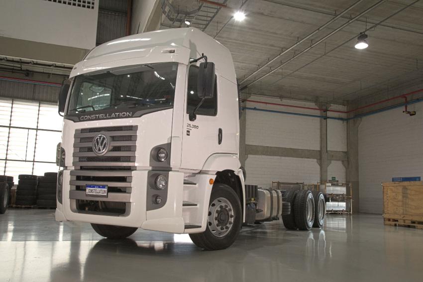 VW Caminhões e Ônibus lança novos Constellation 25.380 6×2 e 8×2 para transporte rodoviário pesado
