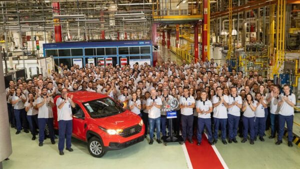 Fábrica da Stellantis em Minas Gerais chega a 17 milhões de transmissões produzidas desde 1976