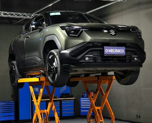 Suzuki eVitara 4×4 elétrico revela seus segredos no elevador da Revista O Mecânico