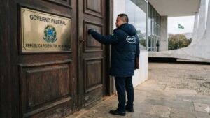 Representante da BYD batendo na porta da sede do Governo Federal do Brasil