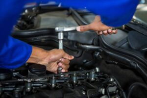 Mecânico arrumando motor de um carro