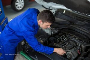 Mecânico revisando um carro