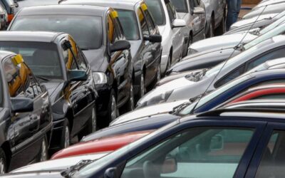 carros estacionados em pátio