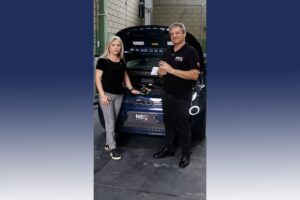 Sandra Nalli da Escola do Mecânico ao lado de Nelson Fernando da NEO Automotive. Empresas anunciam nova parceria