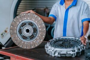mecânico segurando disco de embreagem SACHS da ZF