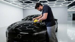 Funcionário cuidando de estética automotiva