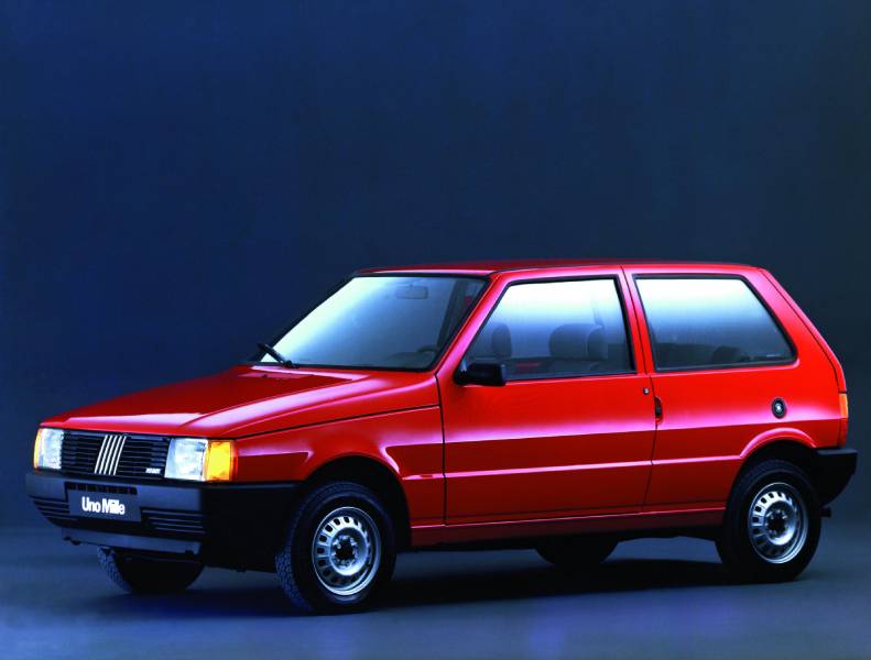 Fiat Uno Mille vermelho visto de lado