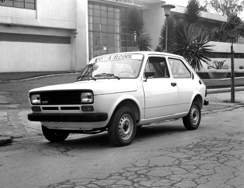 Fiat 147 branco visto de lado