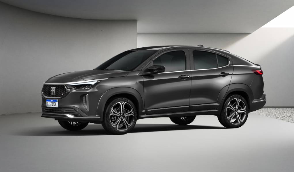Fiat Fastback preto visto de lado