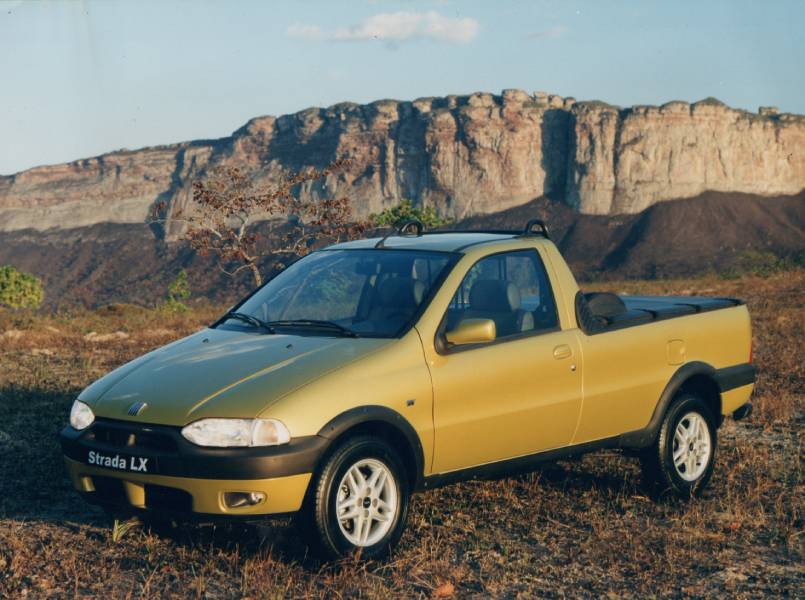Fiat Strada amarela vista de lado