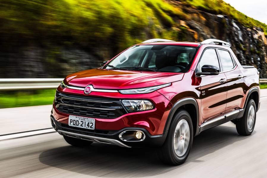 Fiat Toro vermelha vista e frente