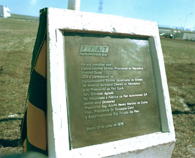 Placa de inauguração da fábrica da Stellantis em Betim (MG)
