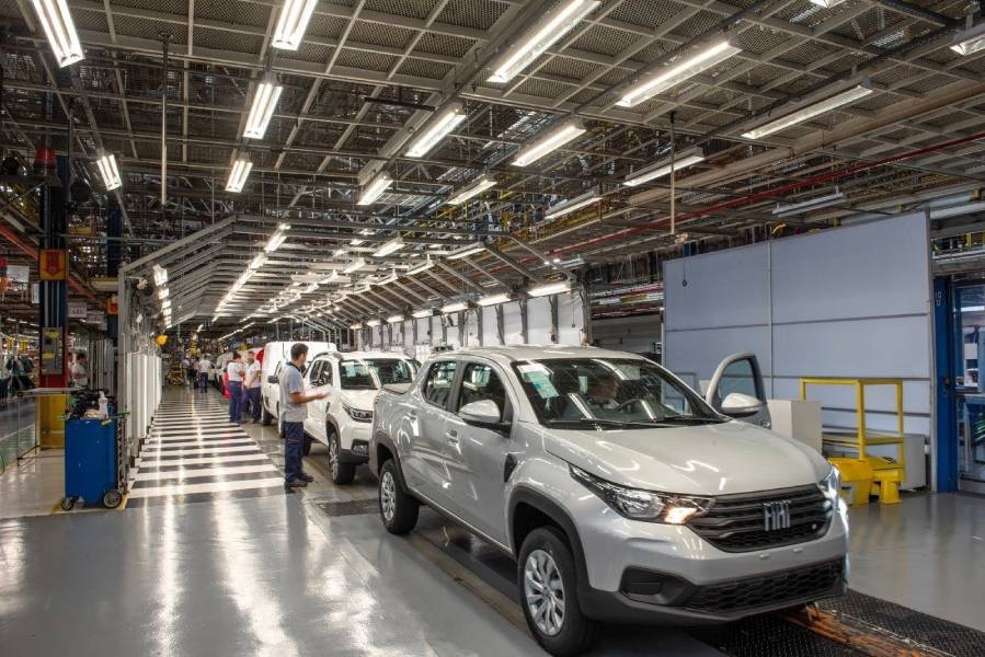 Linha de produção da Fiat Strada em Betim (MG)