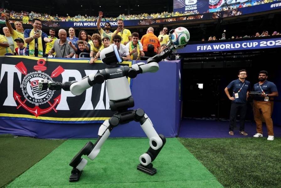 Robô humanoide Atlas da Boston Dynamics em uma ação especial da Hyundai para Copa do Mundo 2026