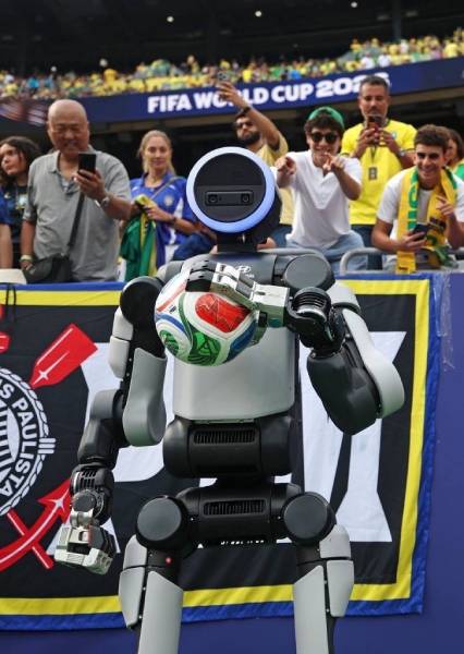 Robô humanoide Atlas da Boston Dynamics em uma ação especial da Hyundai para Copa do Mundo 2026