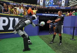 Robô humanoide Atlas da Boston Dynamics em uma ação especial da Hyundai para Copa do Mundo 2026